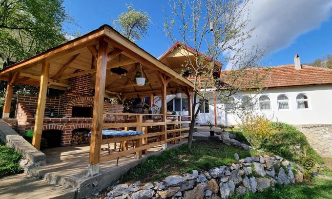Isverna House | La Peșteră
