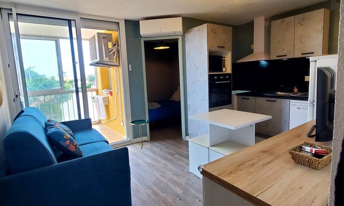 Saint-Pierre-la-Mer Apartment | 'La Perle D'eau" Appartement les Pieds Dans L'eau Entièrement Rénové
