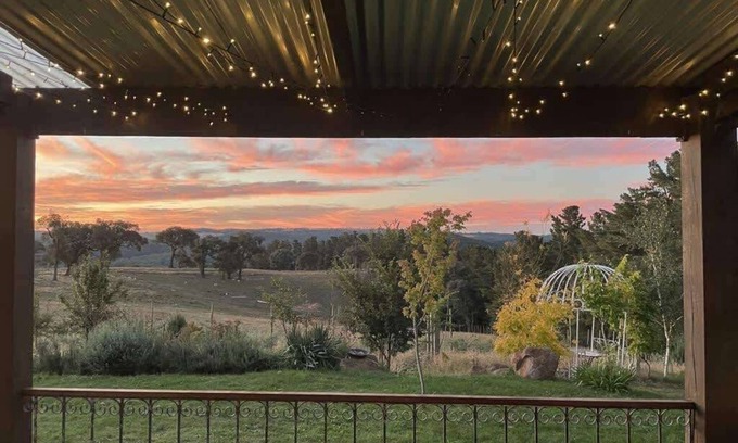 Newbridge House | La Pinata Farm Stay Barn Style Cabin