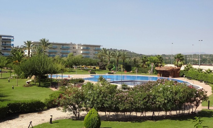 La Pineda Apartment | La Pineda: RESIDENTIAL APARTMENT. With pool, 200m Beach, Port Aventura, PADDLE, Mini golf, petanque, basketball, football .