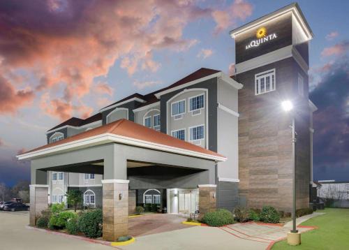 Paris Hotel | La Quinta Inn and Suites by Wyndham Paris