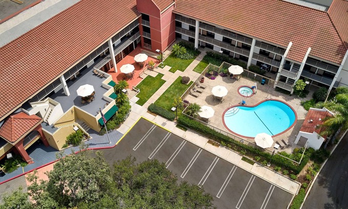 Newbury Park Hotel | La Quinta Inn & Suites by Wyndham Thousand Oaks-Newbury Park