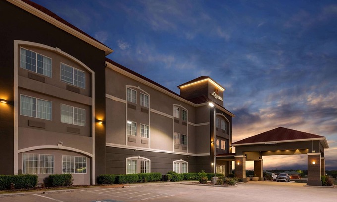 Bridgeport Hotel | La Quinta Inn & Suites by Wyndham Bridgeport