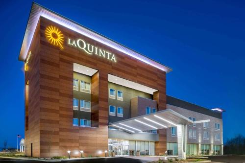 Buechel Hotel | La Quinta Inn & Suites by Wyndham Louisville NE - Old Henry Rd