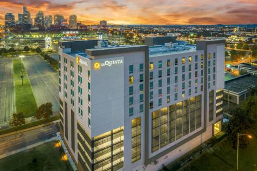 East Bank Hotel | La Quinta Inn & Suites by Wyndham Nashville Downtown Stadium