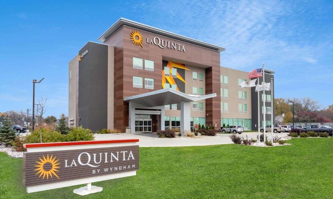 Joliet Hotel | La Quinta Inn & Suites by Wyndham Shorewood