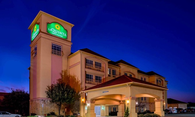 Bedford Hotel | La Quinta Inn & Suites by Wyndham DFW Airport West - Bedford