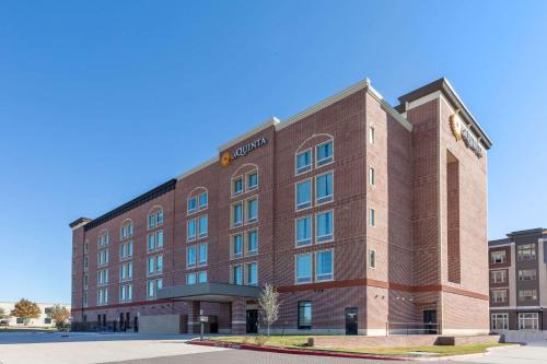 Frisco Hotel | La Quinta Inn & Suites by Wyndham Dallas - Frisco Stadium
