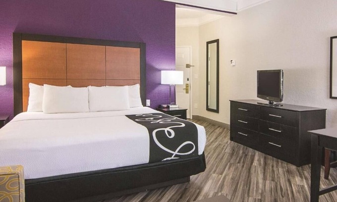 Airport North Hotel | La Quinta Orlando | Executive King | Free Shuttle & Breakfast | Pool| Near MCO