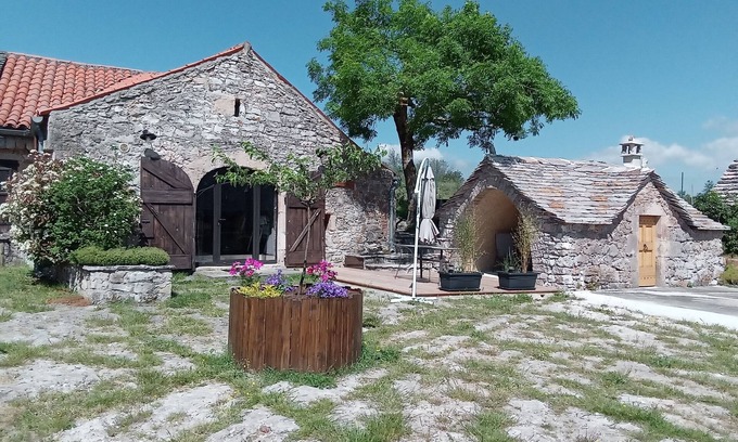 Saint-Andre-de-Vezines House | LA REMISE, small house in the heart of an old farmhouse