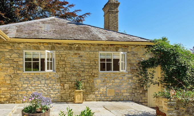 Gillingham Apartment | La Rose is the perfect romantic couple's retreat.