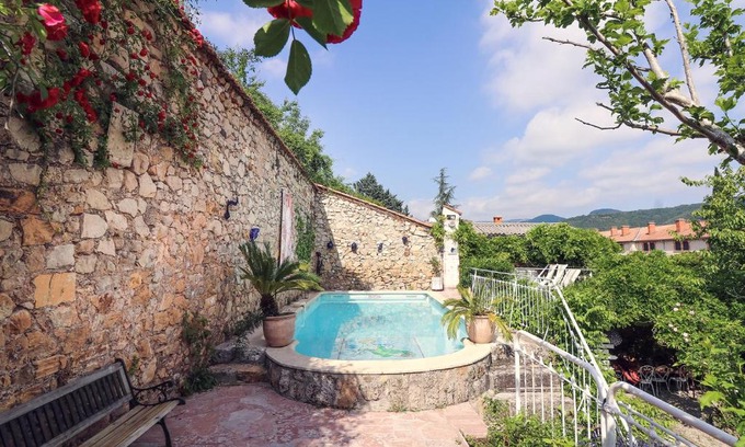 Lodeve House | La Roseraie