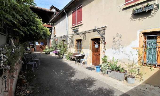 Vaulx En Velin Village Apartment | La Roue Avant - VAULX EN VELIN
