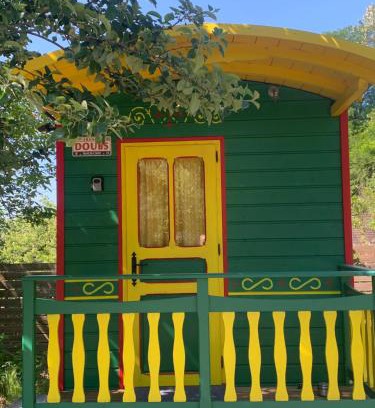 Audelange House | La roulotte de moulin rouge