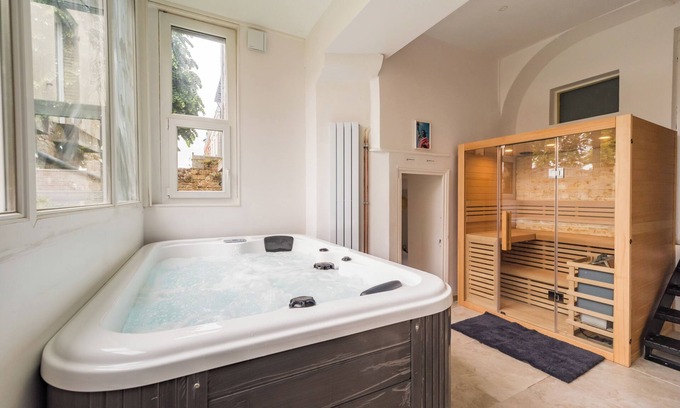 Guingamp Apartment | La Royale Jacuzzi Sauna Jardin Gare - Hôtel Lefort