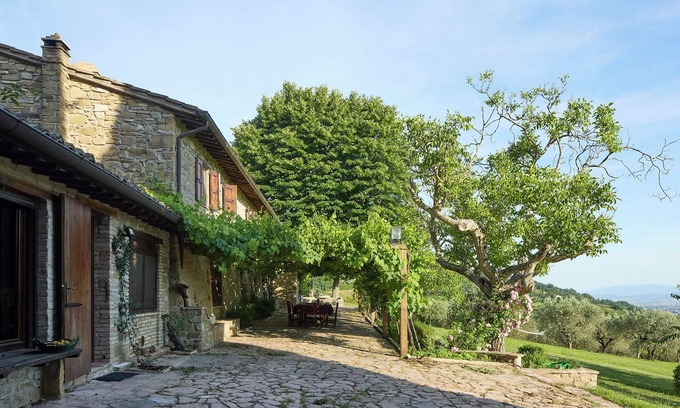 Mora House | La Sentinella. Chalet on the hills of Assisi with swimming pool and nature park