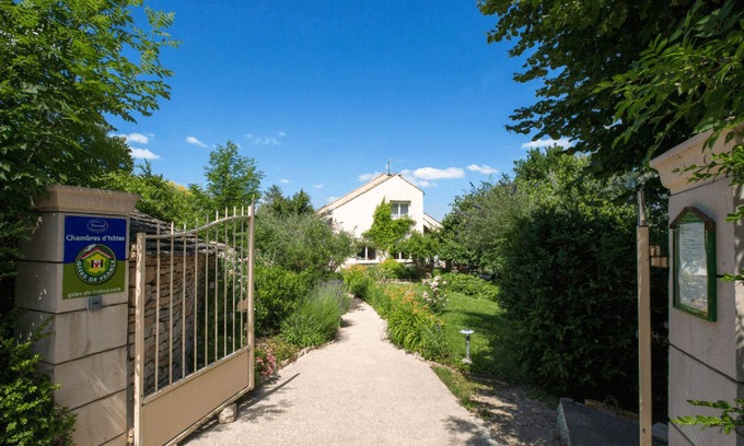 Beaune House | La Terre d'Or is ideally located on the hills of Beaune, in the heart of Burgund