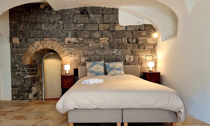 Anduze Bed & Breakfast | La tour de Pezene