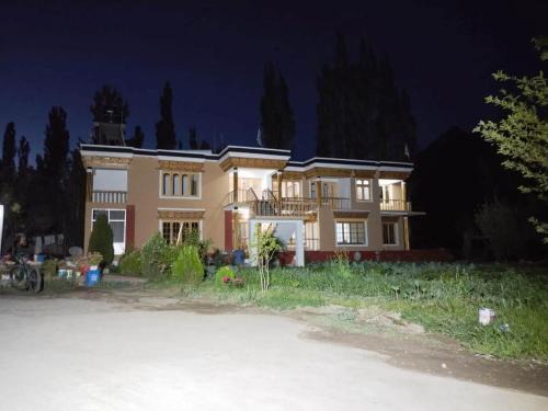 Hundar House | LA-TSAS GUEST HOUSE