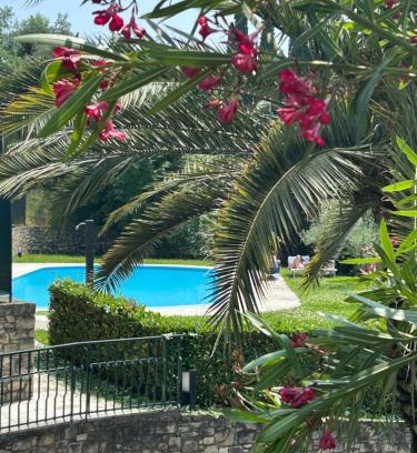 Gardone Riviera Apartment | La Verbena a fianco del Vittoriale, vista piscina, 10 minuti a piedi dal lungo lago