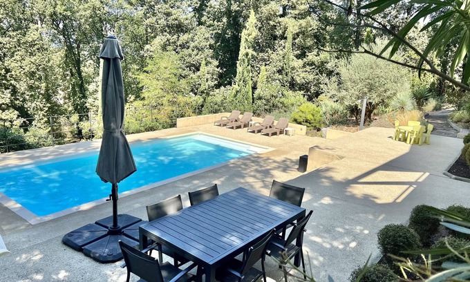 Chateauneuf-du-Rhone Villa | La Villa des Chênes, en Forêt Avec Piscine Privée