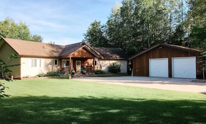 Lac du Bonnet Cottage | Lac du Lakehouse - Spacious 3bdrm, 2bath Waterfront home on Wpg River in LDB