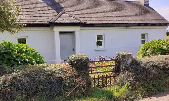 Garrykennedy Cottage | LACKAROE COTTAGE, family friendly in Garrykennedy, County Tipperary