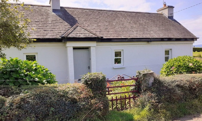 Garrykennedy Cottage | LACKAROE COTTAGE, family friendly in Garrykennedy, County Tipperary