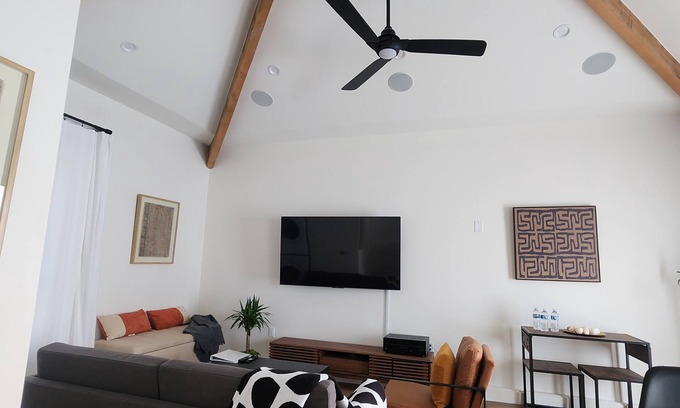 Ladera Heights Apartment | Ladera Heights Retreat, close to LAX, SOFI and the beach, centrally located.