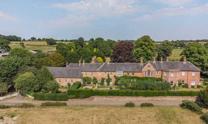 Hulland Ward Cottage | LADY POND RETREAT, family friendly, with hot tub in Ashbourne