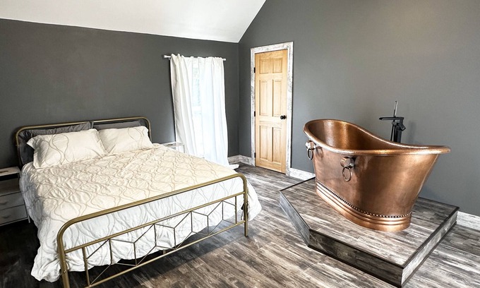 Ladysmith Cottage | Ladysmith Cozy Cottage - Copper Tub - Waterfront