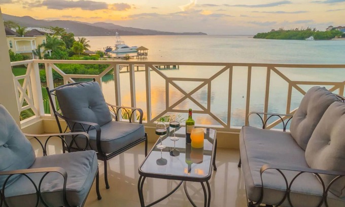 Lagoons Apartment | Lagoons Penthouse, 4 bedroom/4 bathroom