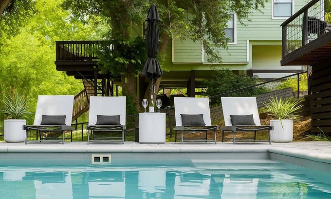 Seguin House | Lake Access Pool Loungers Fire Pit Grill