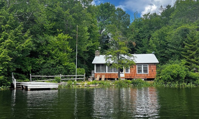 Warren Cabin | Lake Armington charming Lakefront 3-bedroom cabin. No Cleaning/Pet Fees