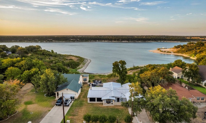 Killeen House | Lake Belton Get away with AMAZING View RENT TWO NIGHTS GET ONE FREE in APRIL