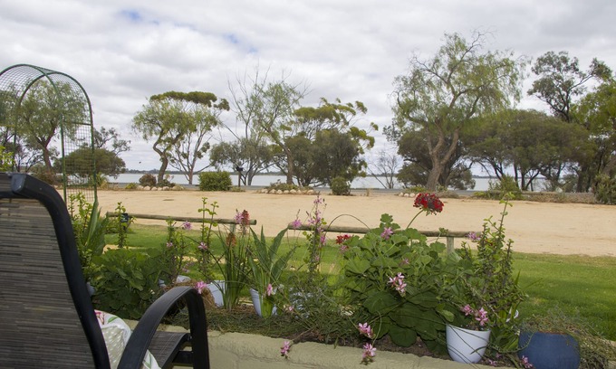 Barmera House | Lake Bonney Views - Cabin Retreat