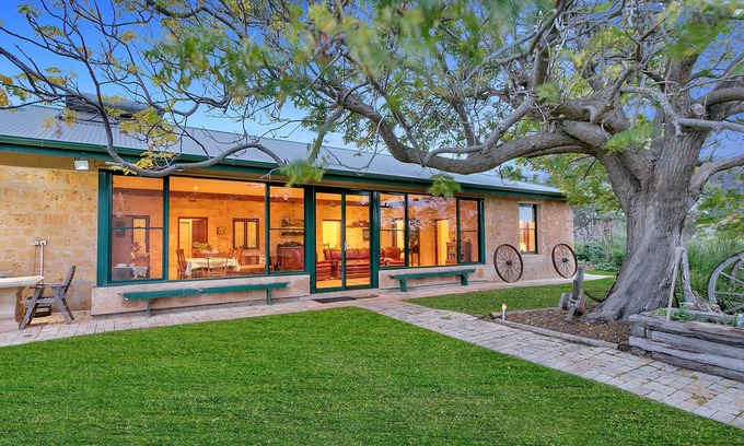 Walker Flat Cottage | Lake Bywater Cottage
