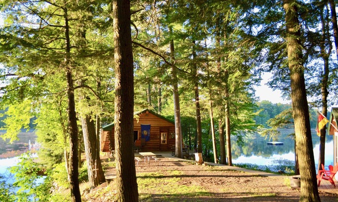 Deerbrook Cabin | LAKE CABIN - TIMELESS BEAUTY Nestled 15' Feet Away from Water On 150' Peninsula