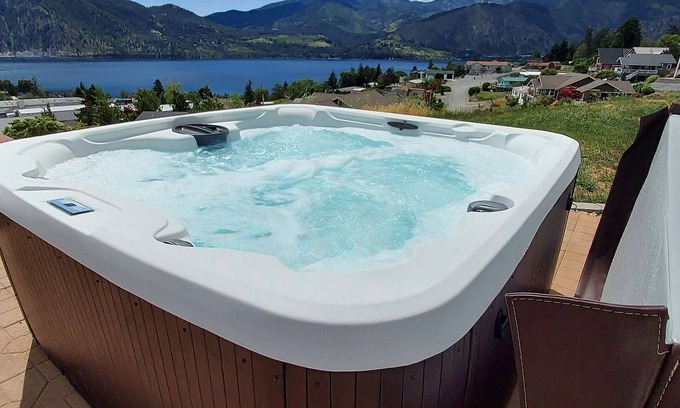 Manson House | Lake Chelan Getaway! Private hottub! Stargazing & an amazing Lake Chelan view!n