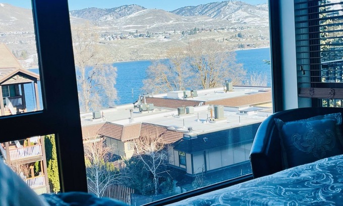 Chelan Apartment | Lake Chelan Luxury Condo - Heated Pool, Hot Tub, BBQ