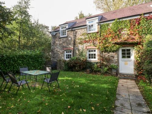 Llys Y Fran House | Lake Cottage