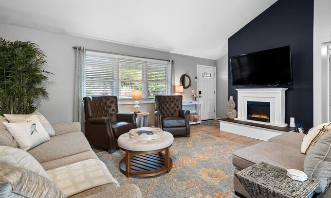 Avon Lake House | Lake Cottage|Hot Tub|Game Room|Sleeps 7