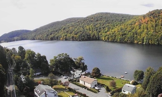 New Fairfield Cottage | Lake Cottage, Kayaks, FirePit, Grill & Deck, 1 hour & 15 Minutes to NYC!