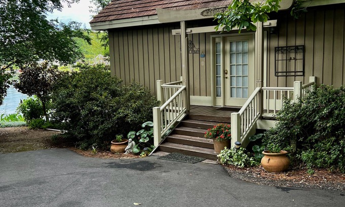 Gilbert House | LAKE COTTAGE WITH DECK - 5 Star - 2 Kayaks- 40 min. to downtown Columbia