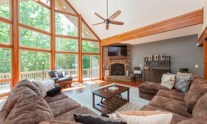 Mountainside House | Lake Days & Game Nights w/Hot Tub & Dock Slip