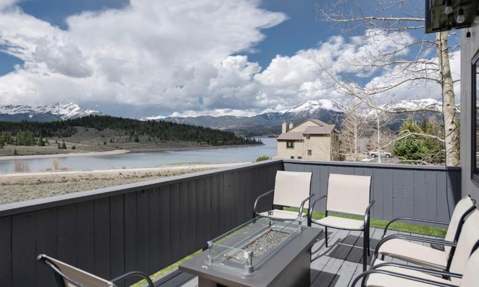 Corinthian Hills House | Lake Dillon Retreat Townhome Panoramic Lake Mountain Views
