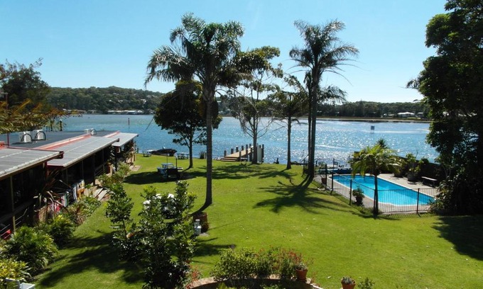 Burrill Lake Resort | Lake Edge Apartments