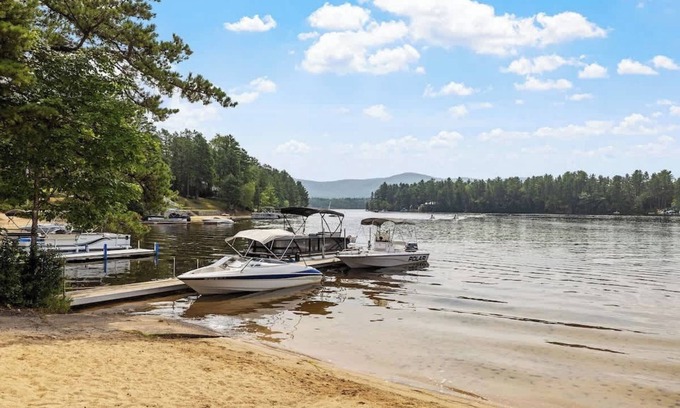 Freedom House | Lake Escape Family & Pet Friendly with Dock Access