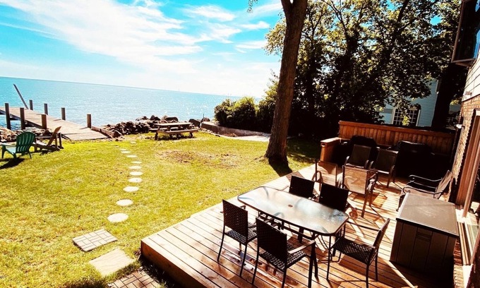 Amherstburg House | LAKE Escape Retreat - Onsite Beach Dock Waterfront Boat Ramp