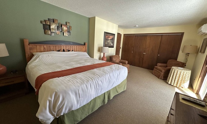 Eagle River Condo | Lake Forest Resort – Relax on a Pristine Sandy Beach in the Northwoods!
